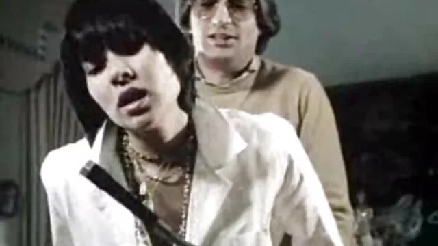 OLD4K. Hot sex von skinny girl und schöne nackte reife frauen alten Mann gipfelt mit cumshot