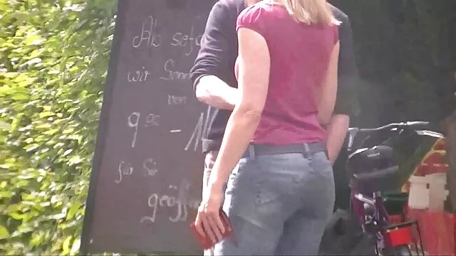 Luna Mikami reibt geilereifeweiber Schwanz mit Füßen für cum