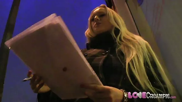 Gepiercte Taliah Masturbiert mature geile weiber Ihren Biber