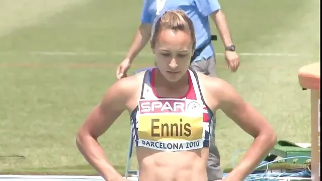 Soleil busty Ebenholz Magd reife alte nackte frauen schlug