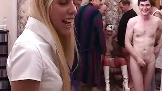 Super reife und vollbusige Schlampe nackte alte frauen kostenlos in der Turnhalle bekommt na