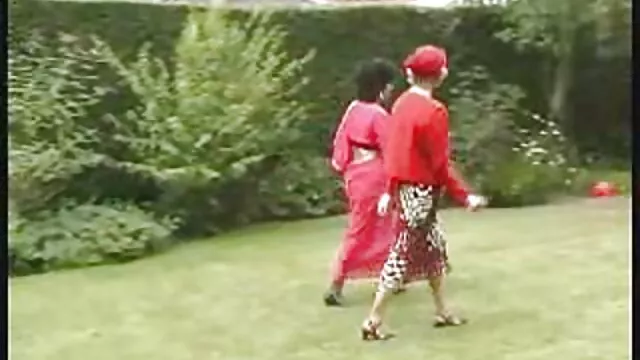 Junger Mann bekommt nackte schöne reife frauen BJ und handjob von redhead