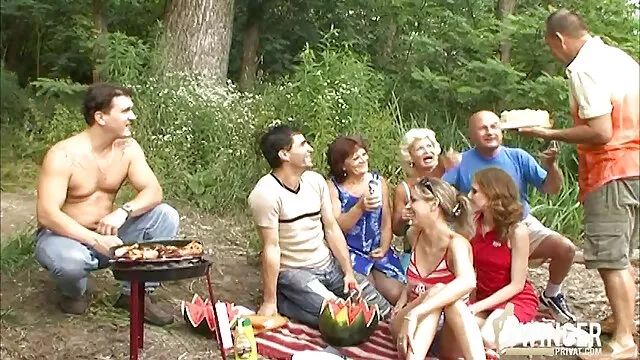 Blondine nackte schöne reife frauen Saugt Schwanz Tief