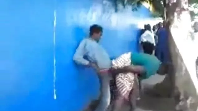 Zierliche junge japanische Dame saugt einen alte reife nackte frauen Schwanz in einem